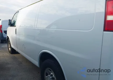 2018 Chevrolet Express 2500 Work Van z USA, uszkodzony, nr VIN 1GCWGAFP1J1189186